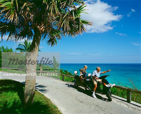 Vue grand angle sur un couple senior riding scooters, Bermudes
