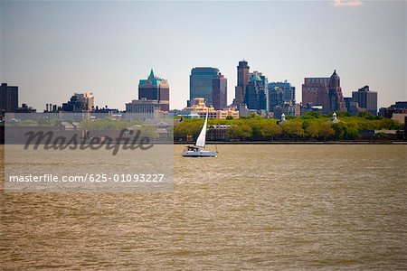 Segelboot in Wasser, Manhattan, New York City, New York State, USA