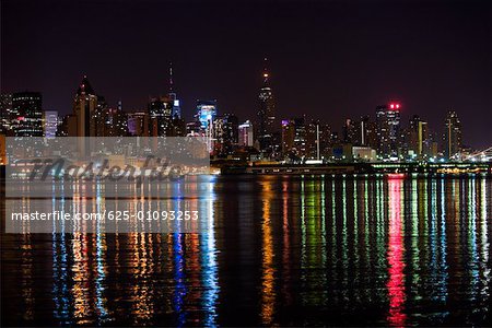 Beleuchtete Gebäude bei Nacht, New York City, New York State, USA