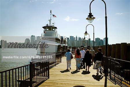 Groupe de personnes marchant vers un ferry, Manhattan, New York City, New York State, États-Unis