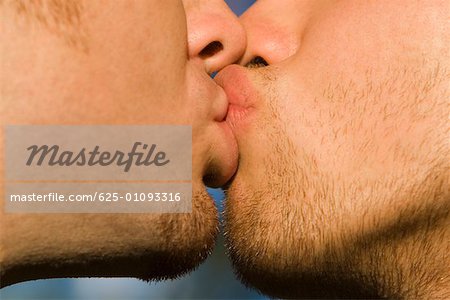 Zwei schwule Männer küssen Nahaufnahme