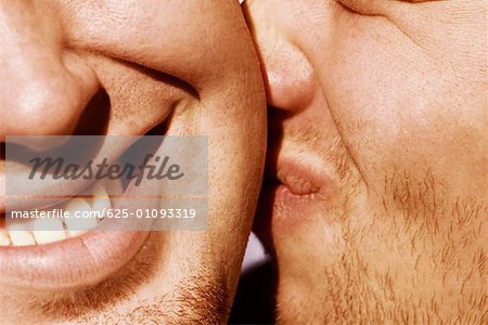 Nahaufnahme eines Mannes, der einen anderen Mann küssen