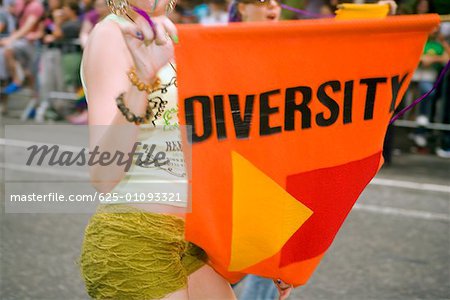 Seitenprofil zwei lesbische Frauen holding einen Banner und auf der Straße zu Fuß