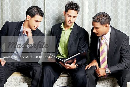 Gros plan de trois hommes d'affaires, lecture d'un fichier