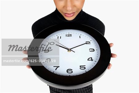 Nahaufnahme der geschäftsfrau hält eine Uhr