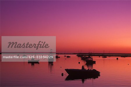 Silhouette de bateaux amarrés dans une rivière, Cape Cod, Cape Cod, Massachusetts, USA