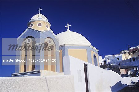 Vue d'angle faible d'une église, Santorin, Iles Cyclades, Grèce
