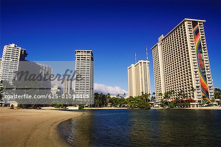 Flachwinkelansicht Wolkenkratzer an der Waterfront, Hawaii, USA