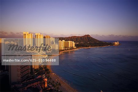 Vue d'angle élevé des bâtiments au bord de l'eau, Hawaii, USA