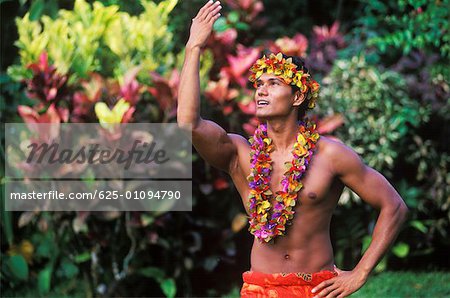 Gros plan d'un jeune homme portant une guirlande, Hawaii, USA