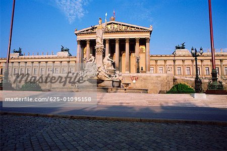 Brunnen vor einem Regierungsgebäude, Pallas Athene Brunnen, Parlamentsgebäude, Wien, Österreich