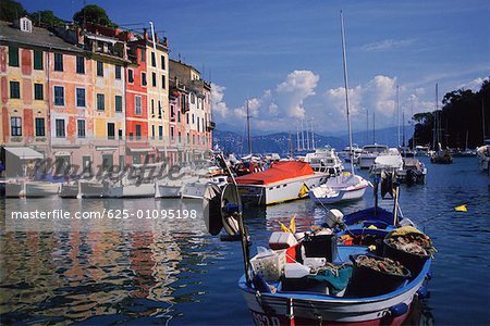 Boote in einem Fluss vor Gebäuden, Portofino, Genua, Italien