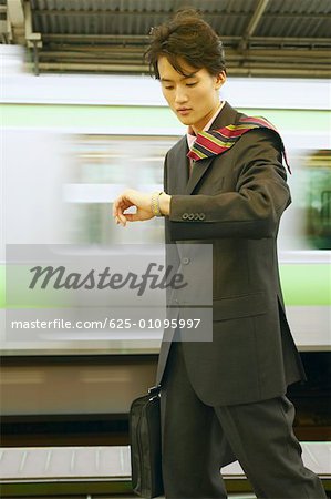 Blick auf seine Armbanduhr in einer u-Bahn-Station Kaufmann