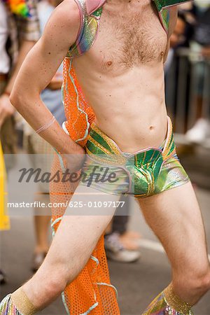 Homme gay en costumes de danse à une parade gay