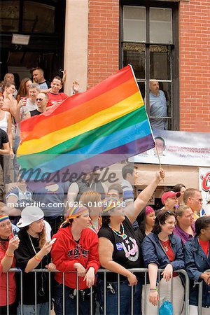 Grand groupe de personnes à une parade gay