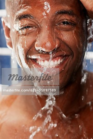 Portrait d'un jeune homme en prenant un bain