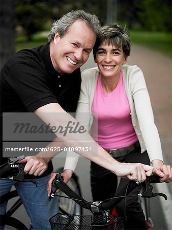 Porträt eines ausgereiften Paares mit Fahrrädern stehen und Lächeln