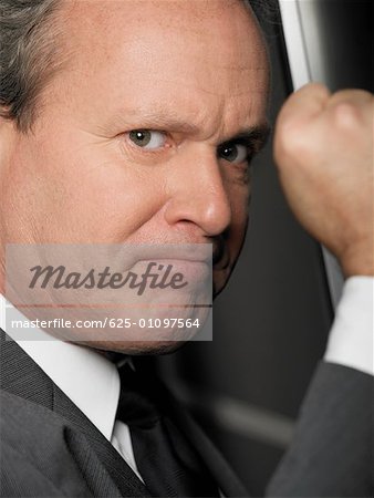 Portrait d'un homme d'affaires à la recherche furieux