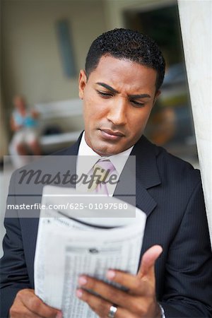 Gros plan d'un homme lisant un journal