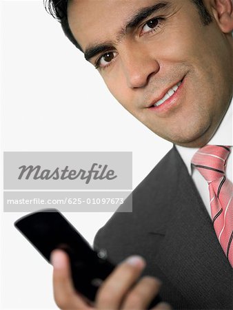 Portrait of a Businessman holding ein Mobiltelefon und Lächeln