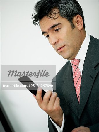Gros plan d'un homme d'affaires en regardant un téléphone mobile