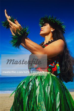 Low Angle View of Hula Tänzer tanzen auf den Strand, Hawaii, USA