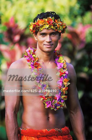 Portrait d'un jeune homme portant une guirlande, Hawaii, USA