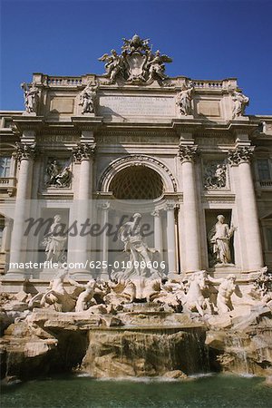 Statuen vor einem Gebäude, Fontana di Trevi, Rom, Italien