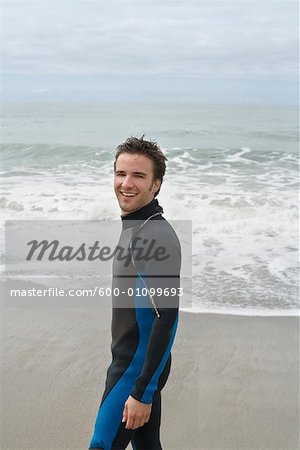 Portrait d'un homme portant Wetsuit