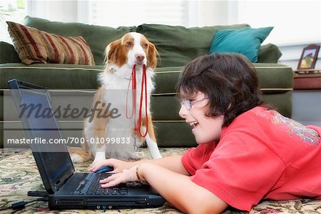 Junge mit Laptop Hund ignorieren