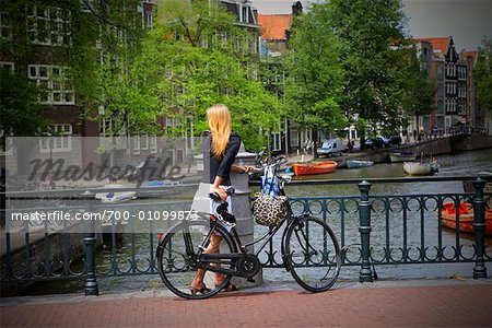 Femme sur le pont avec la moto, Amsterdam, Hollande