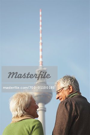 Touristes devant la Fernsehturm, Berlin, Allemagne