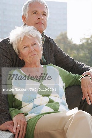 Couple d'âge mûr assis sur les marches