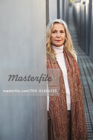 Frau am Denkmal für die ermordeten Juden Europas, Berlin, Deutschland