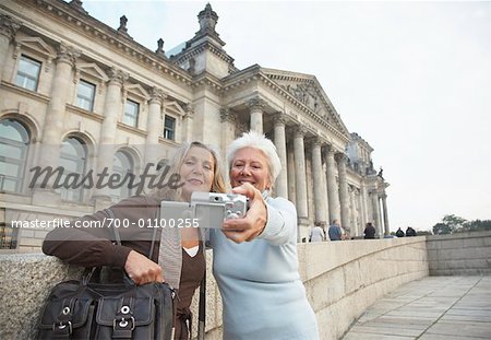 Femmes postménopausées Pitcure d'eux-mêmes devant le Reichstag, Berlin, Allemagne