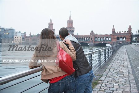 Couple regardant Oberbaumbrucke pont de la rivière Spree, Berlin, Allemagne