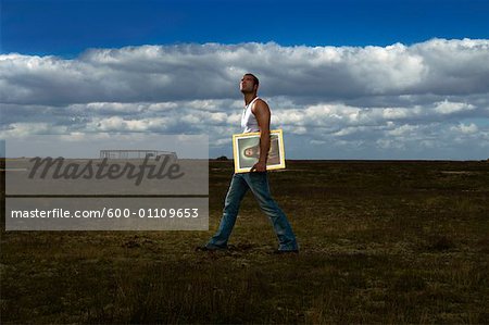 Homme portant la photo de Jésus