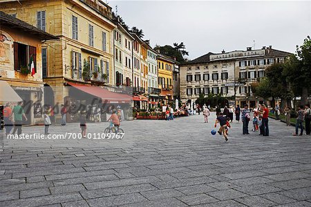 Drängen Sie sich auf dem Hauptplatz von Orta San Giulio, Italien