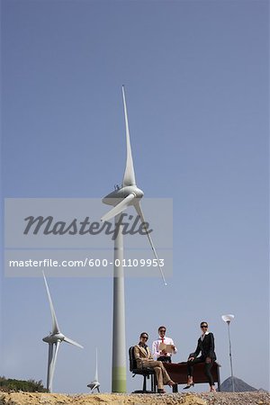 Geschäftsleute am Schalter von Windparks