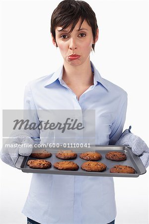 Femme tenant des biscuits brûlés