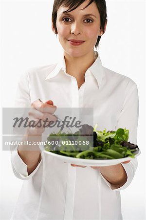 Femme mangeant salade