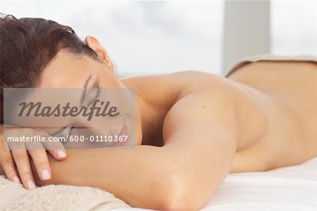 Femme allongée sur une Table de Massage