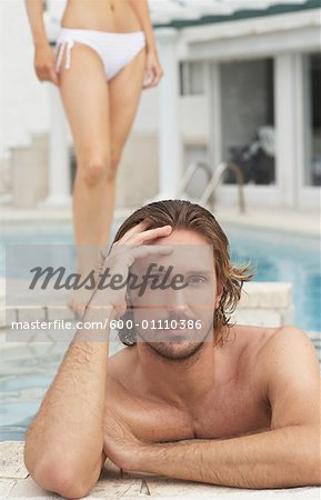 Homme dans la piscine