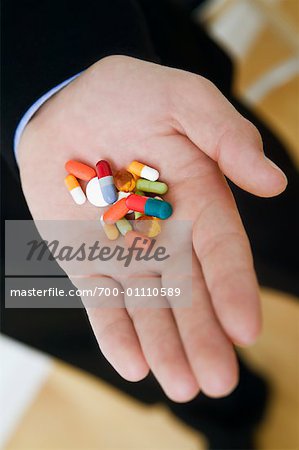 Homme d'affaires avec une poignée de pilules