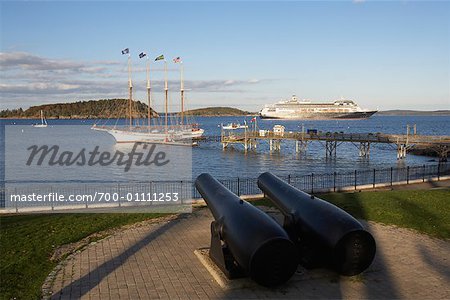 Bateau de croisière et la goélette de Todd Margaret à Bar Harbor, Maine, États-Unis