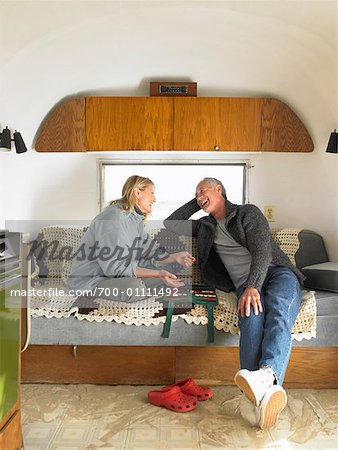 Couple jouant le jeu de plateau en camping-car