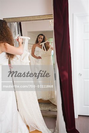 Femme en train sur la robe de mariée