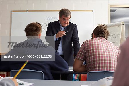 Élèves et enseignants en salle de classe