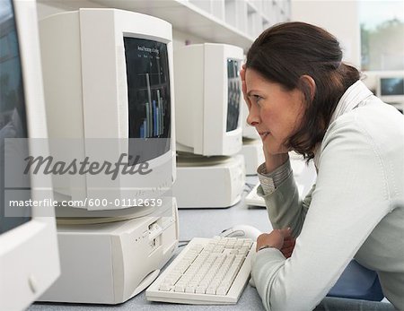 Frau am Computer im Computerraum