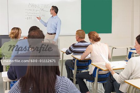 Élèves et enseignants en salle de classe
